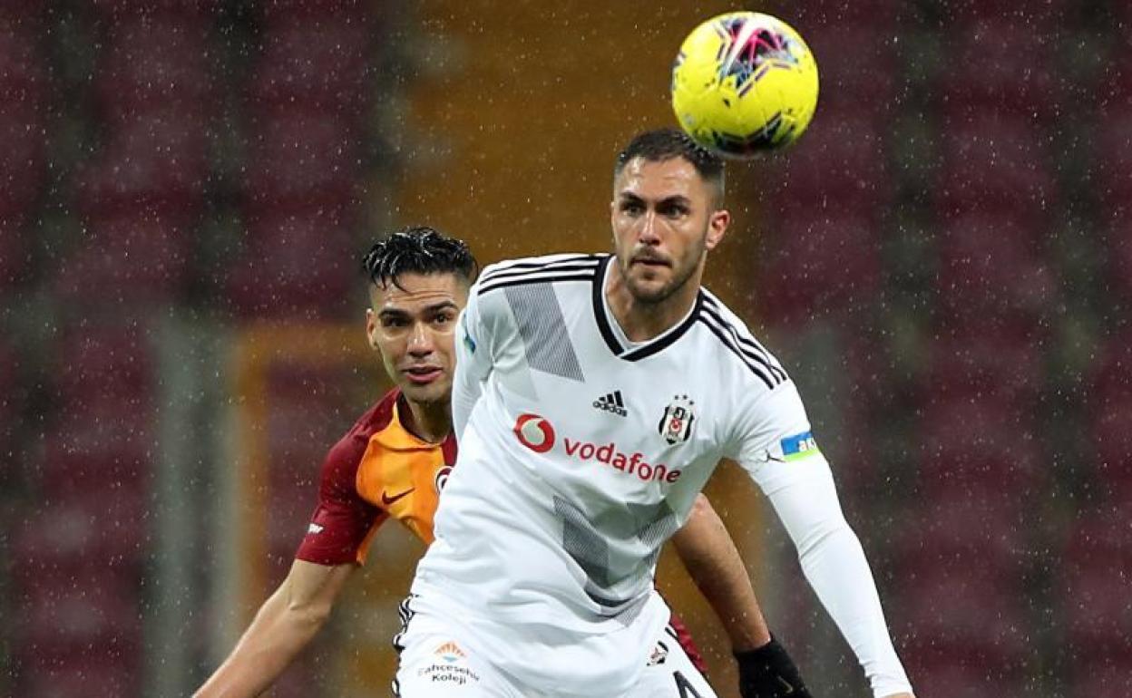 Radamel Falcao y Víctor Ruiz pugnan durante el duelo del domingo entre el Galatasaray y el Besiktas. 