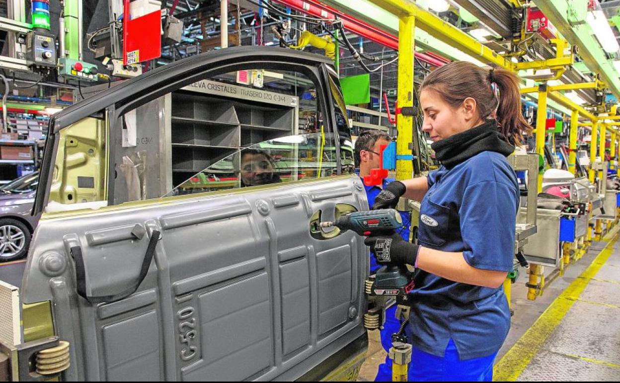 La planta de Ford en Almussafes se cierra una semana para prevenir el coronavirus al haber tres afectados.