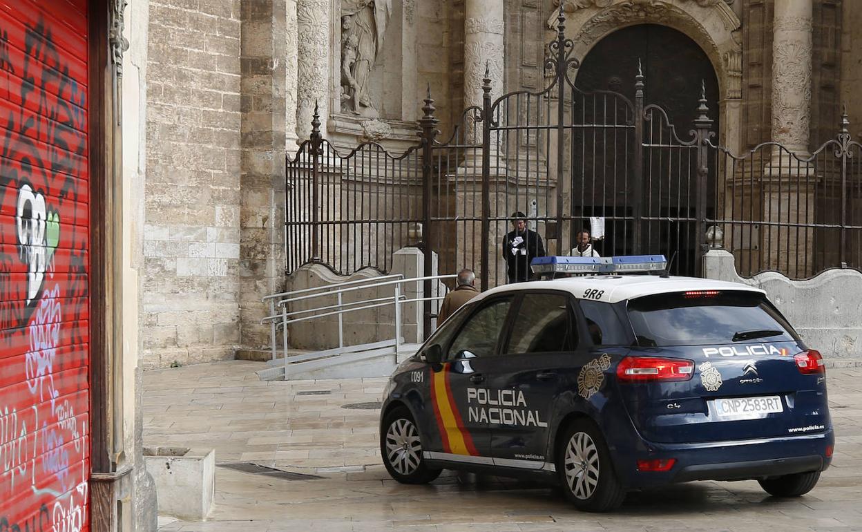 Un coche de la Policía Nacional, junto a la catedral, el primer día de esatdo de alarma.