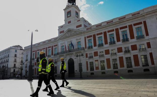 Foto: militares de la UME pasean por Madrid para controlar quién sale de casa. / Vídeo: trabajos en la estación sevillana de Santa Justa. 