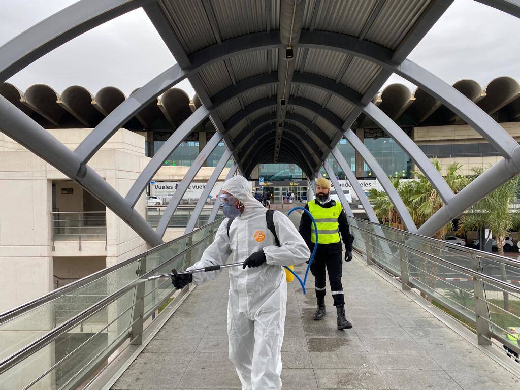 Efectivos de la Unidad Militar de Emergencias (UME) desinfectan el aeropuerto de Valencia. 