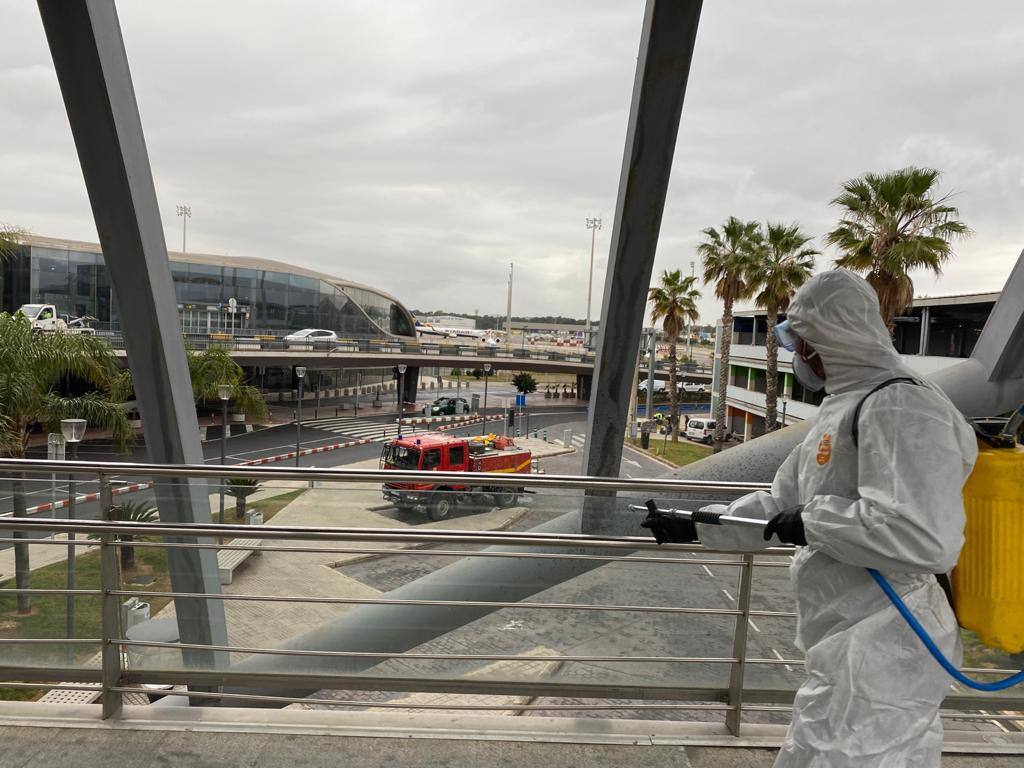 Efectivos de la Unidad Militar de Emergencias (UME) desinfectan el aeropuerto de Valencia. 