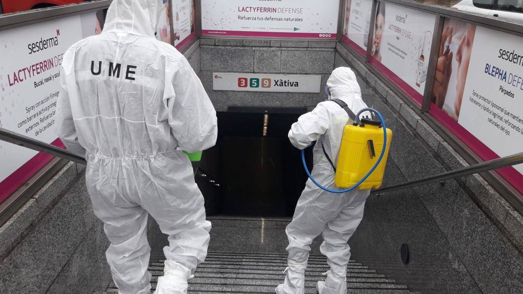 Efectivos de la Unidad Militar de Emergencias (UME) desinfectan la estación de metro de Xàtiva.