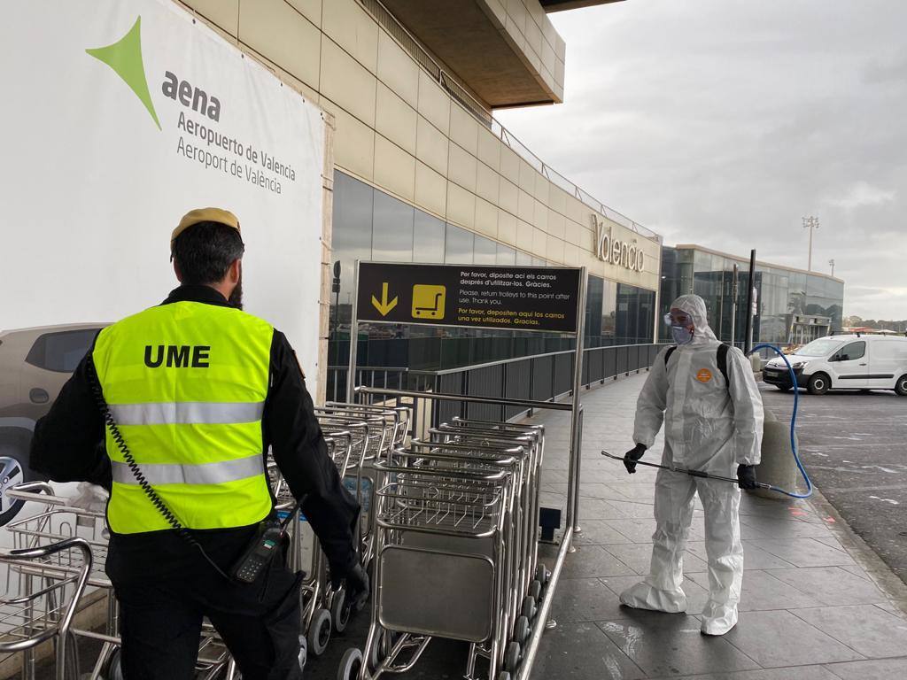 Efectivos de la Unidad Militar de Emergencias (UME) desinfectan el aeropuerto de Valencia. 