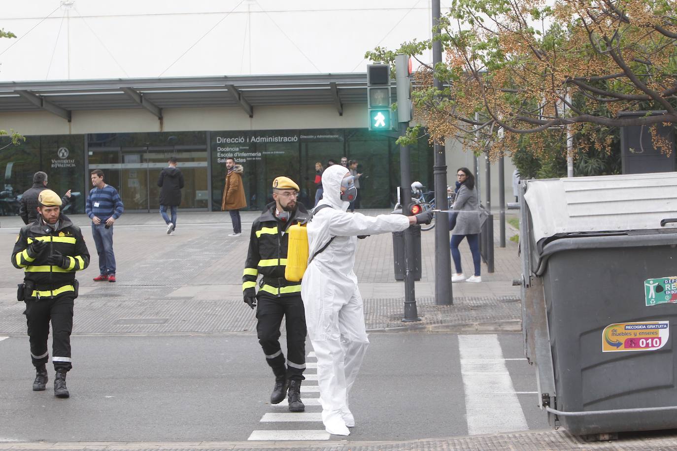 Efectivos de la Unidad Militar de Emergencias (UME) compuesta por un total de 113 personas y equipadas con 17 autobombas están desinfectando desde primera hora de este lunes varias infrestructuras críticas de la ciudad de Valencia, entre ellas las estaciones ferroviarias, el aeropuerto o las principales paradas de metro y bus. 