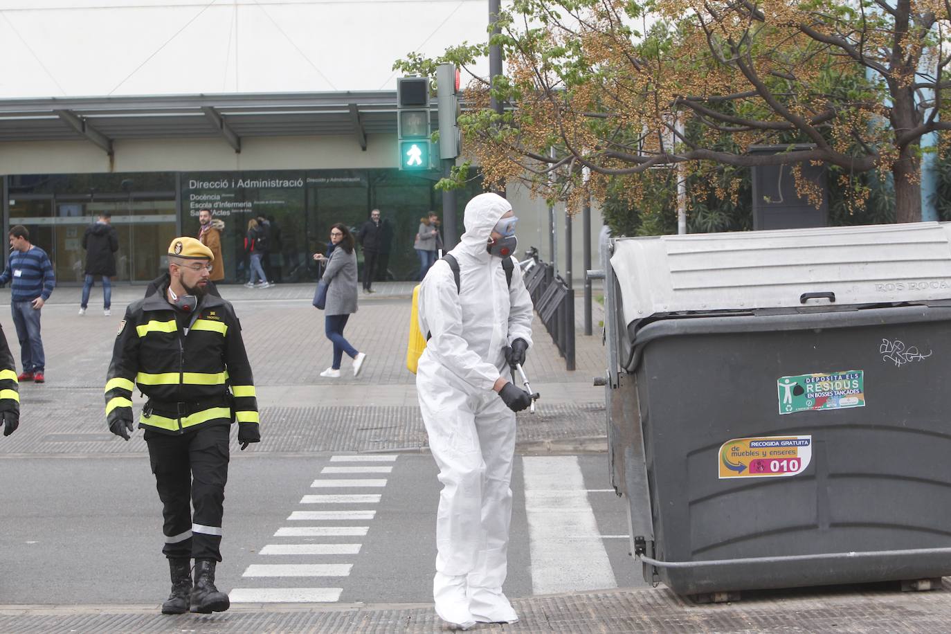 Efectivos de la Unidad Militar de Emergencias (UME) compuesta por un total de 113 personas y equipadas con 17 autobombas están desinfectando desde primera hora de este lunes varias infrestructuras críticas de la ciudad de Valencia, entre ellas las estaciones ferroviarias, el aeropuerto o las principales paradas de metro y bus. 