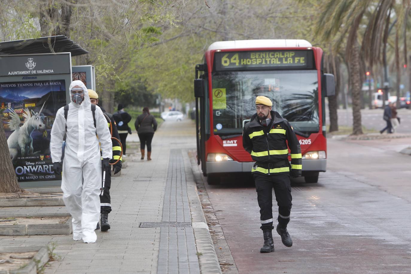 Efectivos de la Unidad Militar de Emergencias (UME) compuesta por un total de 113 personas y equipadas con 17 autobombas están desinfectando desde primera hora de este lunes varias infrestructuras críticas de la ciudad de Valencia, entre ellas las estaciones ferroviarias, el aeropuerto o las principales paradas de metro y bus. 