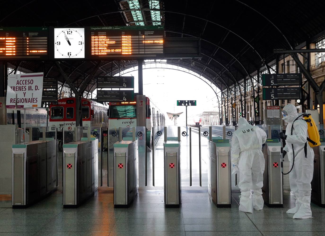 Miembros de la Unidad Militar de Emergencias (UME) han comenzado este lunes en Valencia a desinfectar la estación de Renfe. 