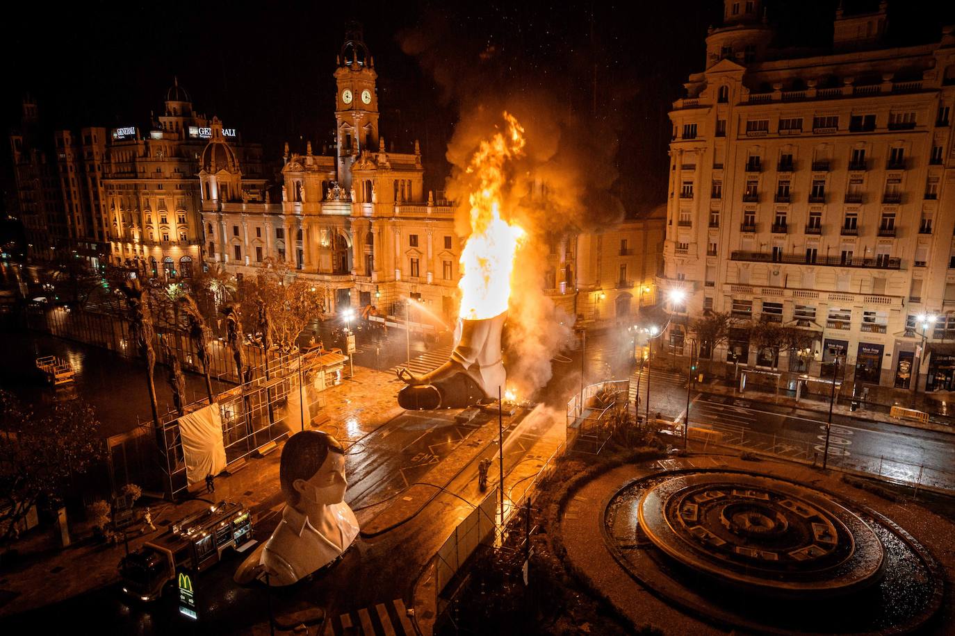 Los bomberos hacen arder la parte ya plantada de la falla del Ayuntamiento. La cabeza de la chica se guardará para la celebración de julio.