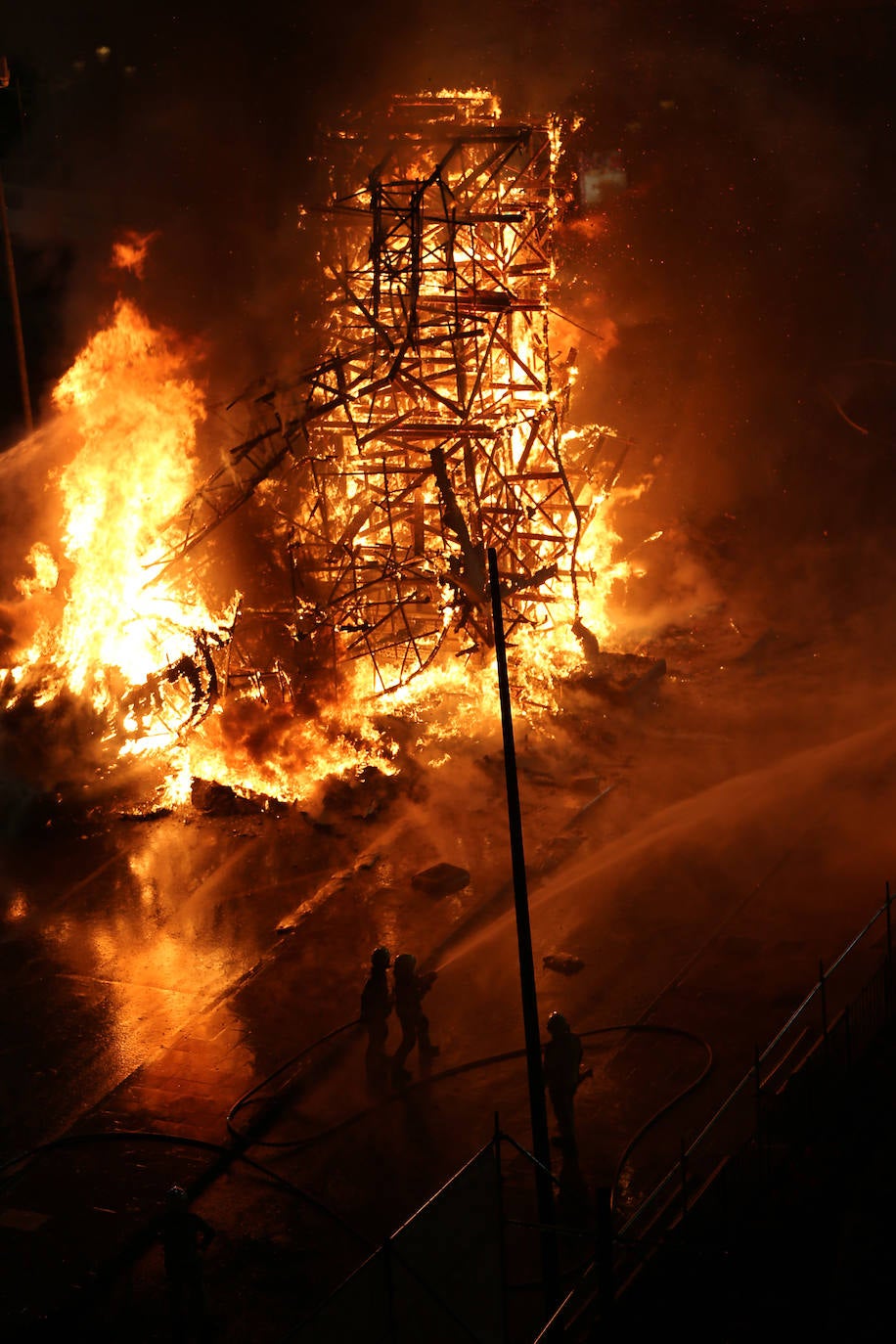 Los bomberos hacen arder la parte ya plantada de la falla del Ayuntamiento. La cabeza de la chica se guardará para la celebración de julio.