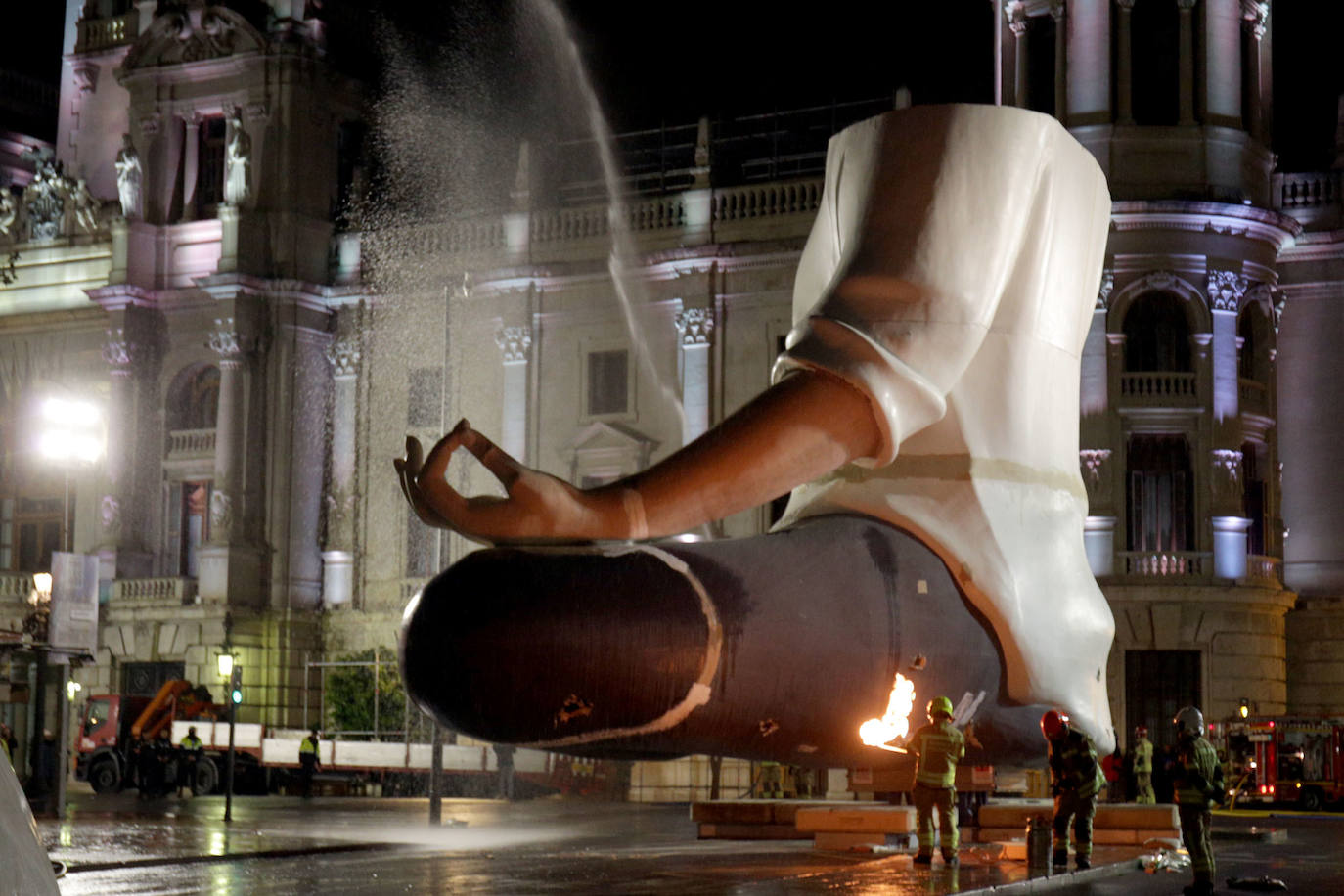 Los bomberos hacen arder la parte ya plantada de la falla del Ayuntamiento. La cabeza de la chica se guardará para la celebración de julio.