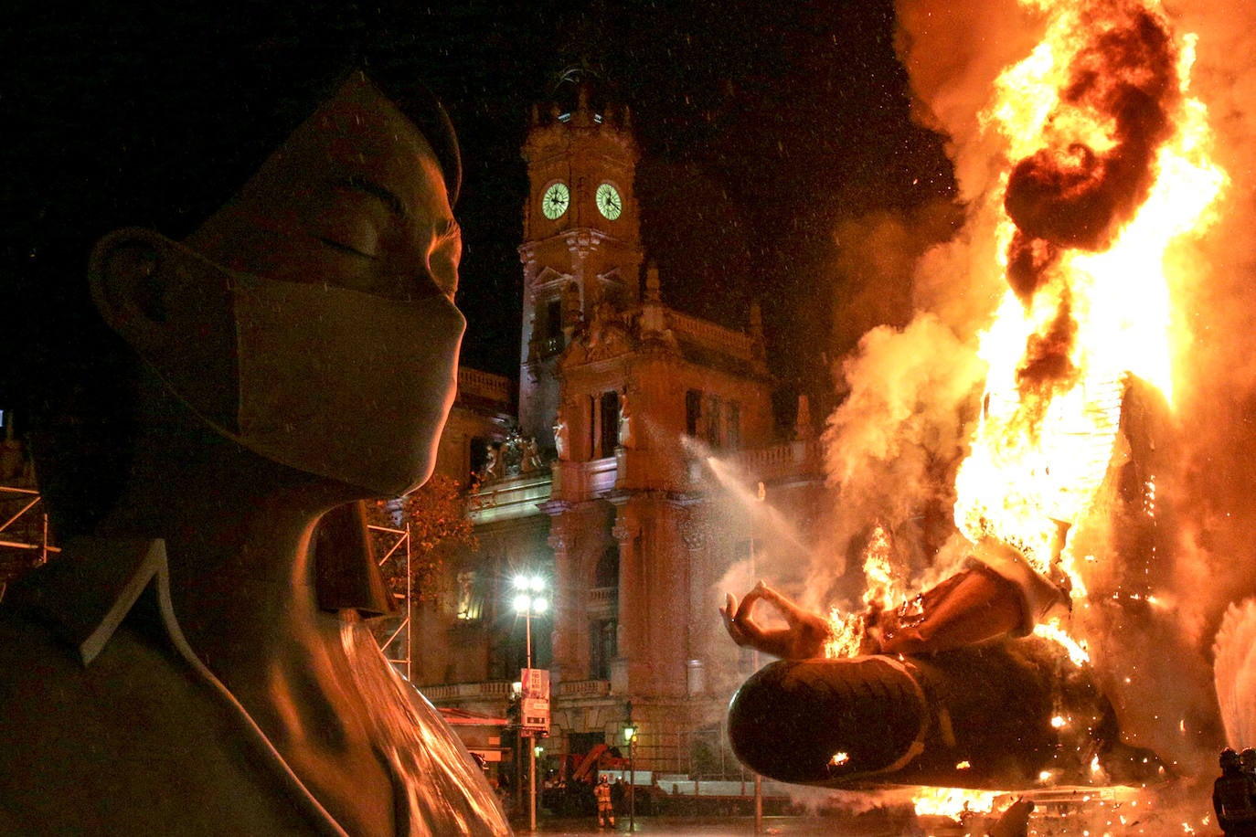 Los bomberos hacen arder la parte ya plantada de la falla del Ayuntamiento. La cabeza de la chica se guardará para la celebración de julio.