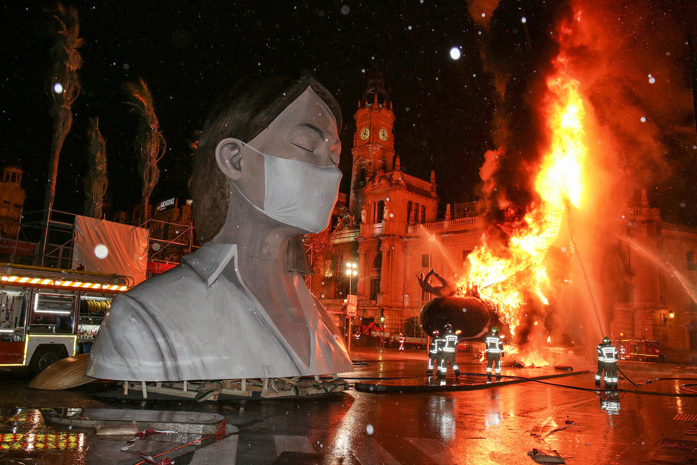 Los bomberos hacen arder la parte ya plantada de la falla del Ayuntamiento. La cabeza de la chica se guardará para la celebración de julio.