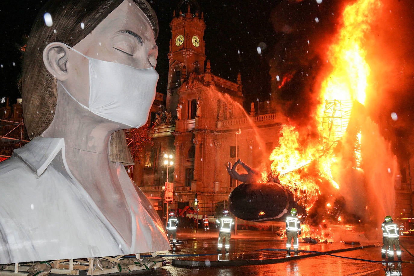 Los bomberos hacen arder la parte ya plantada de la falla del Ayuntamiento. La cabeza de la chica se guardará para la celebración de julio.