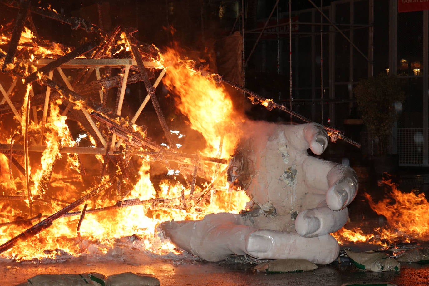 Los bomberos hacen arder la parte ya plantada de la falla del Ayuntamiento. La cabeza de la chica se guardará para la celebración de julio.