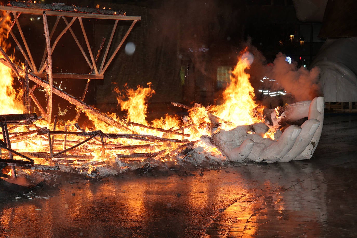 Los bomberos hacen arder la parte ya plantada de la falla del Ayuntamiento. La cabeza de la chica se guardará para la celebración de julio.