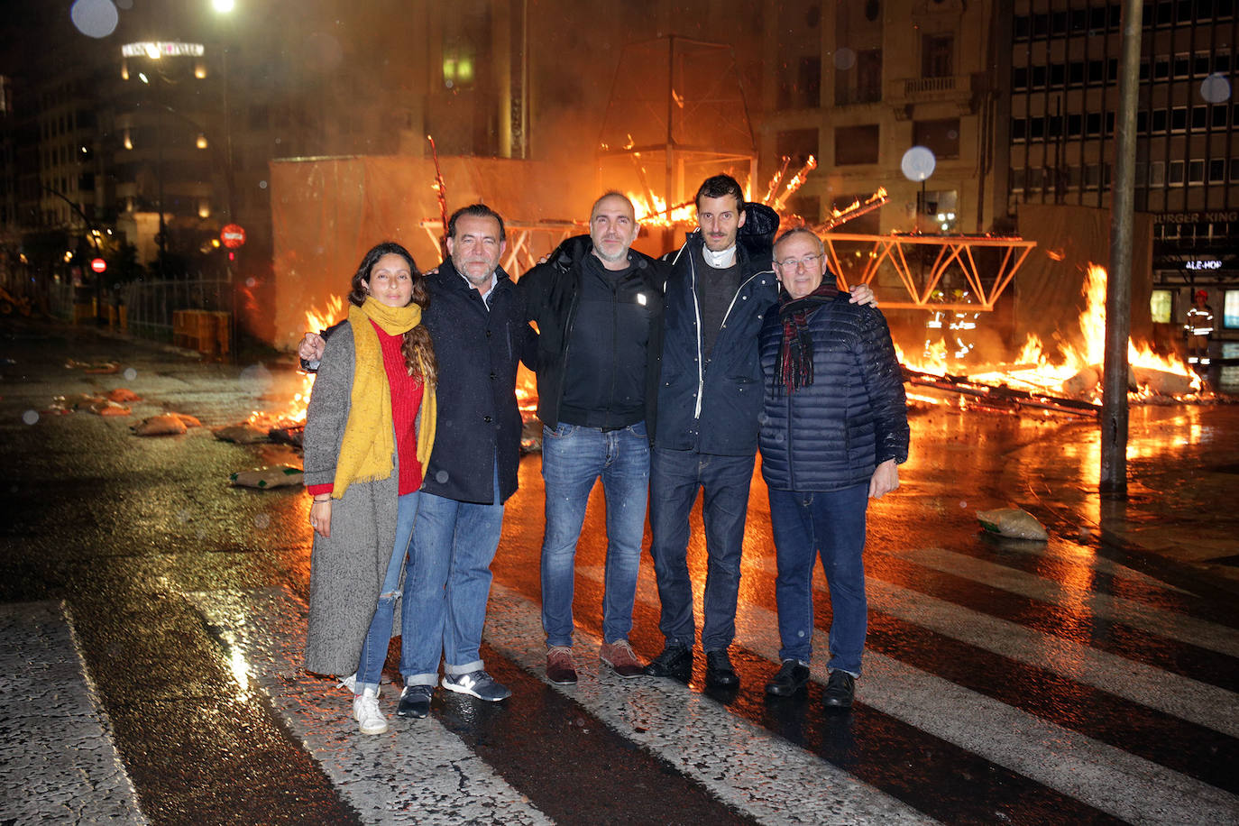 Los bomberos hacen arder la parte ya plantada de la falla del Ayuntamiento. La cabeza de la chica se guardará para la celebración de julio.