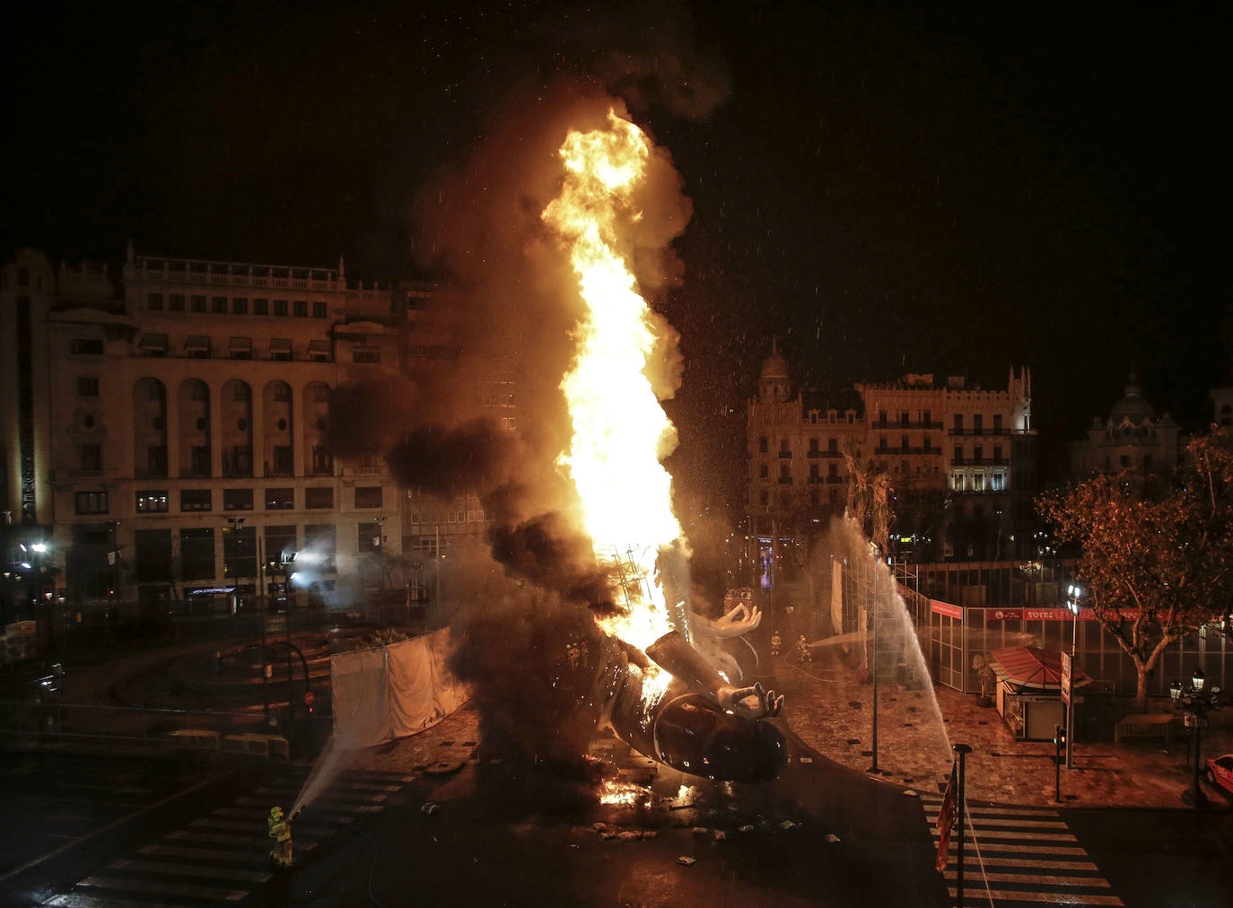 Los bomberos hacen arder la parte ya plantada de la falla del Ayuntamiento. La cabeza de la chica se guardará para la celebración de julio.