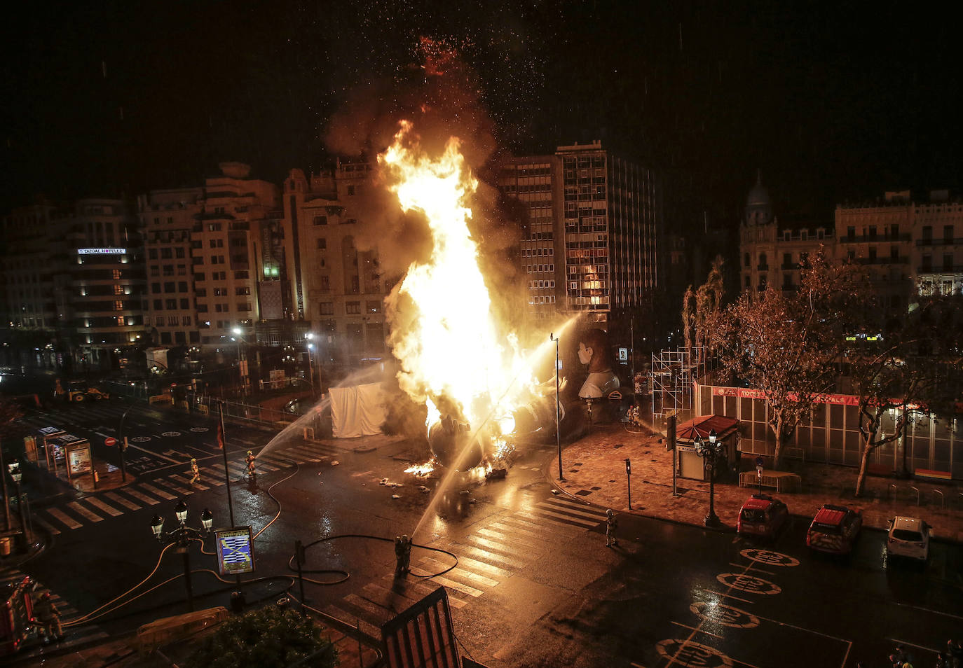 Los bomberos hacen arder la parte ya plantada de la falla del Ayuntamiento. La cabeza de la chica se guardará para la celebración de julio.