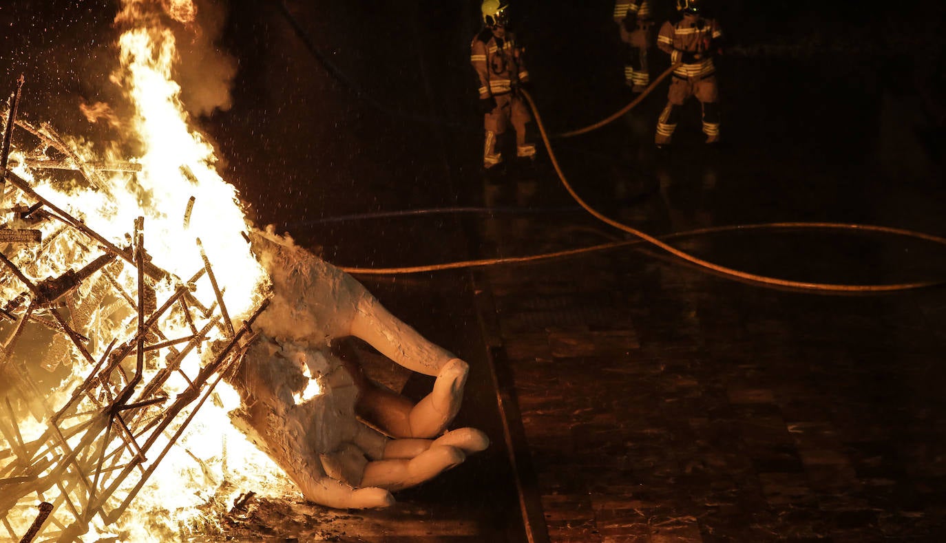 Los bomberos hacen arder la parte ya plantada de la falla del Ayuntamiento. La cabeza de la chica se guardará para la celebración de julio.