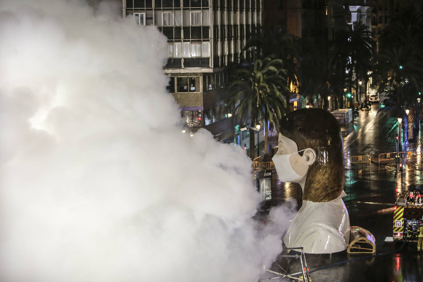 Los bomberos hacen arder la parte ya plantada de la falla del Ayuntamiento. La cabeza de la chica se guardará para la celebración de julio.