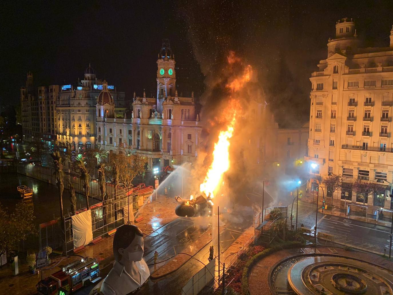 Los bomberos hacen arder la parte ya plantada de la falla del Ayuntamiento. La cabeza de la chica se guardará para la celebración de julio.