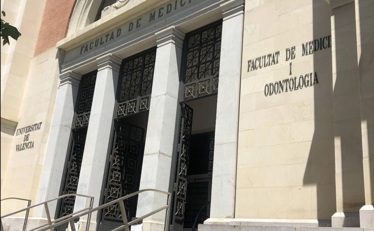 Fachada de la facultad de Medicina y Odontología de la Universitat de València. 