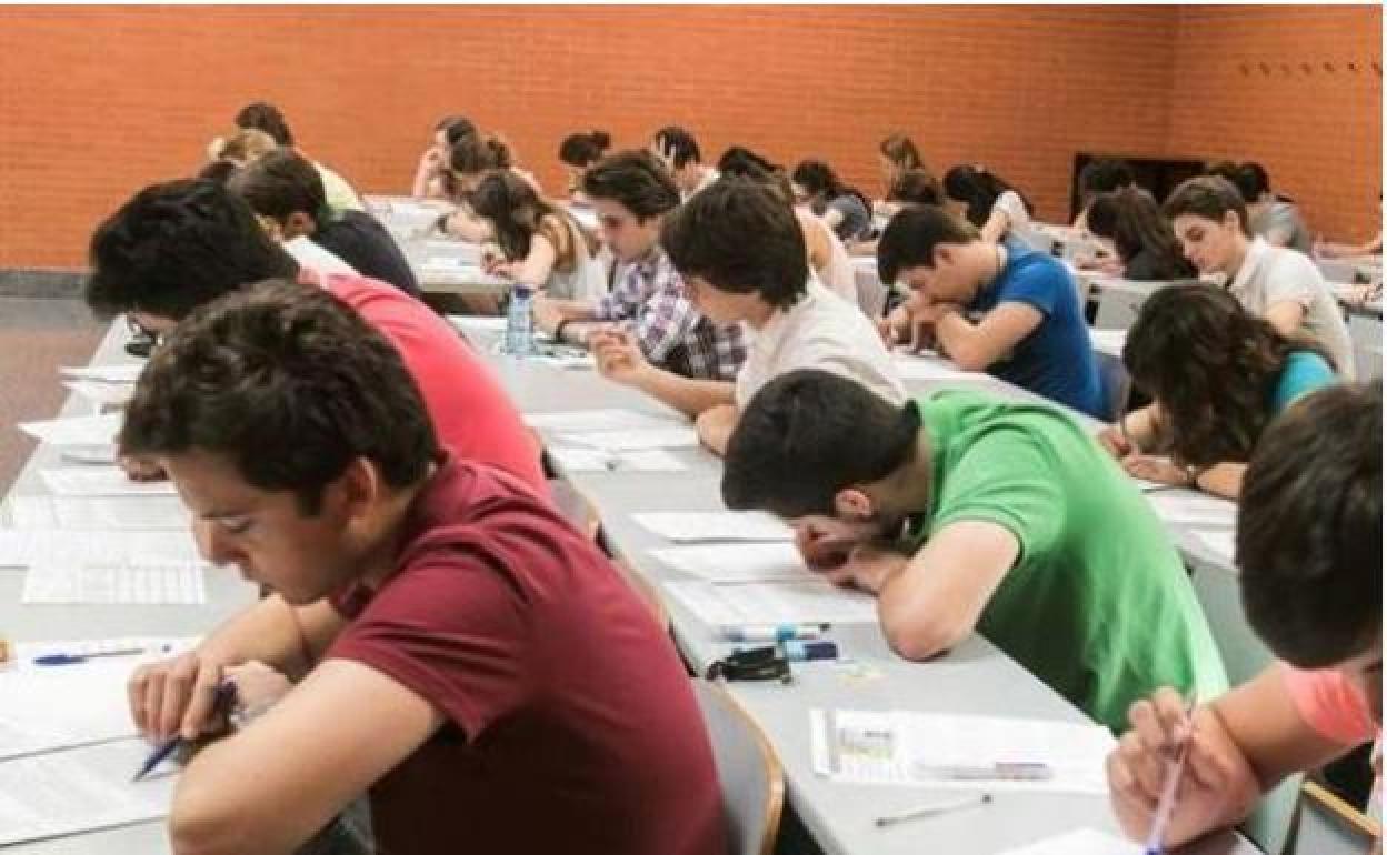 Jóvenes valencianos durante la realización de Selectividad.