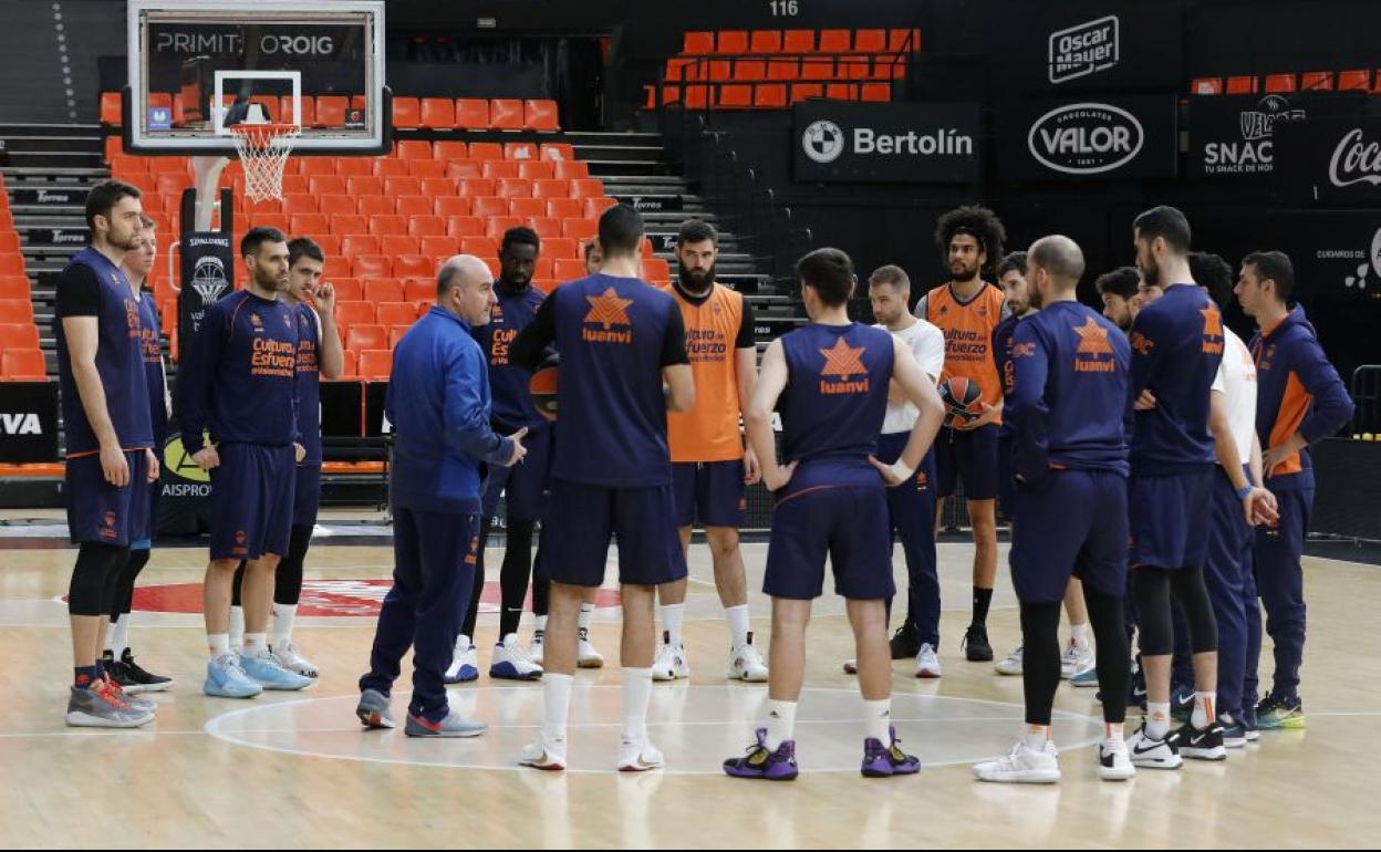 Entrenamiento del Valencia Basket masculino en la Fonteta.