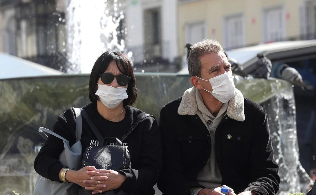 Ciudadanos con mascarillas para protegerse del coronavirus, en Madrid. 