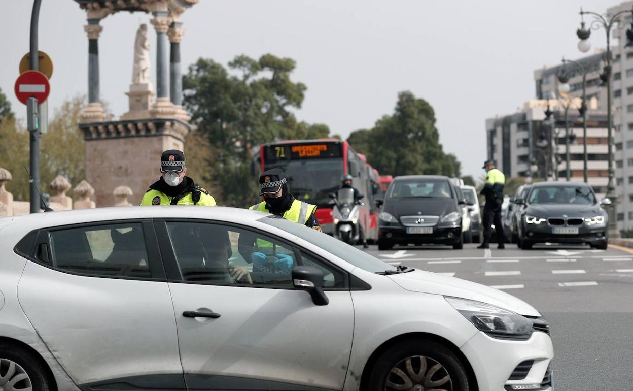 La Policía Local, con mascarilla, realiza controles de tráfico en Valencia.