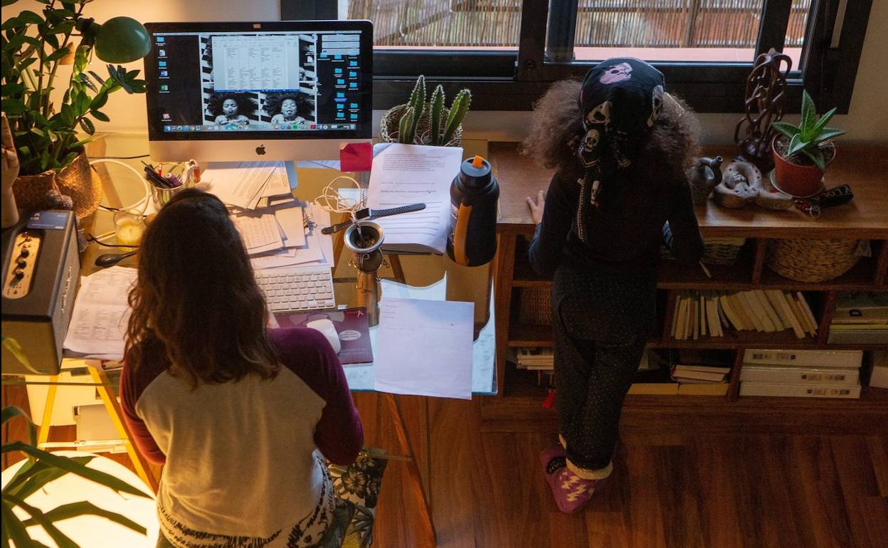 El teletrabajo en los hogares a consecuencia del COVID-19.