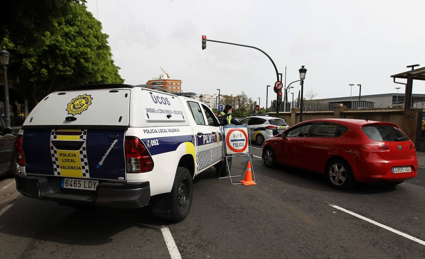 La Policía Local de Valencia ha empezado a hacer este miércoles controles de tráfico para hacer cumplir con el máximo rigor el confinamiento impuesto para frenar la expansión del coronavirus. 