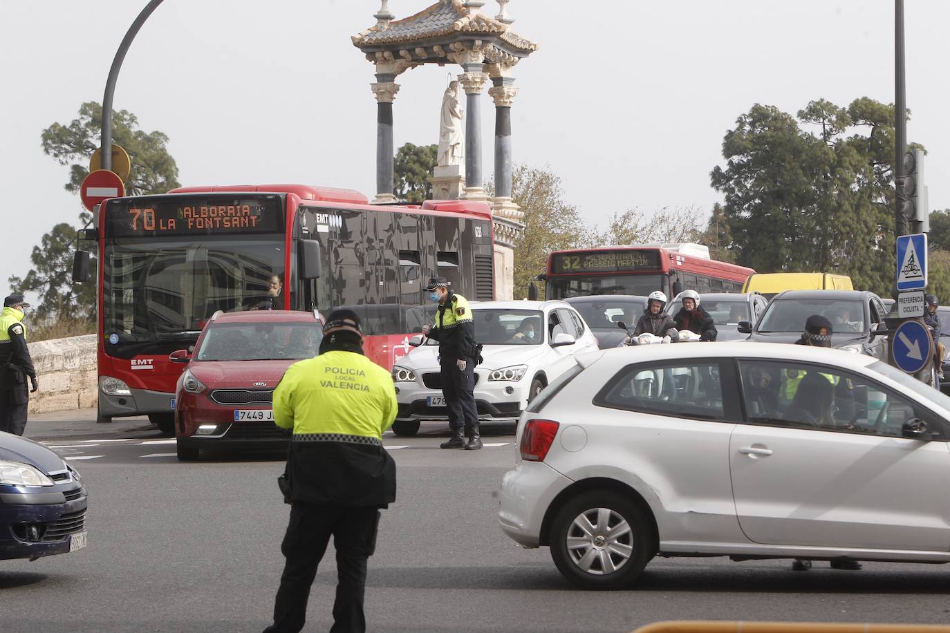 La Policía Local de Valencia ha empezado a hacer este miércoles controles de tráfico para hacer cumplir con el máximo rigor el confinamiento impuesto para frenar la expansión del coronavirus. 