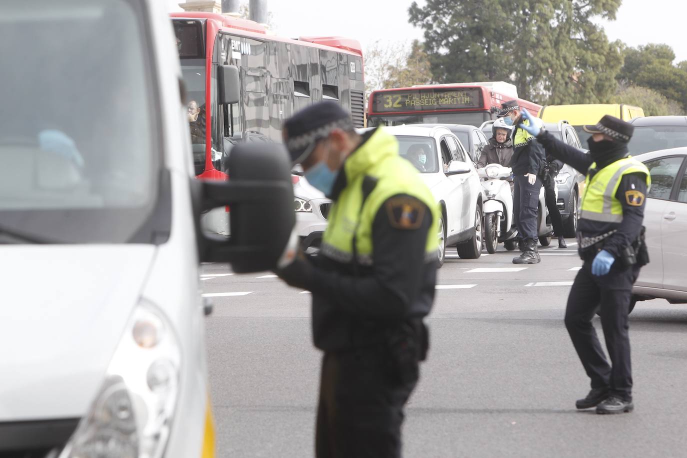 La Policía Local de Valencia ha empezado a hacer este miércoles controles de tráfico para hacer cumplir con el máximo rigor el confinamiento impuesto para frenar la expansión del coronavirus. 