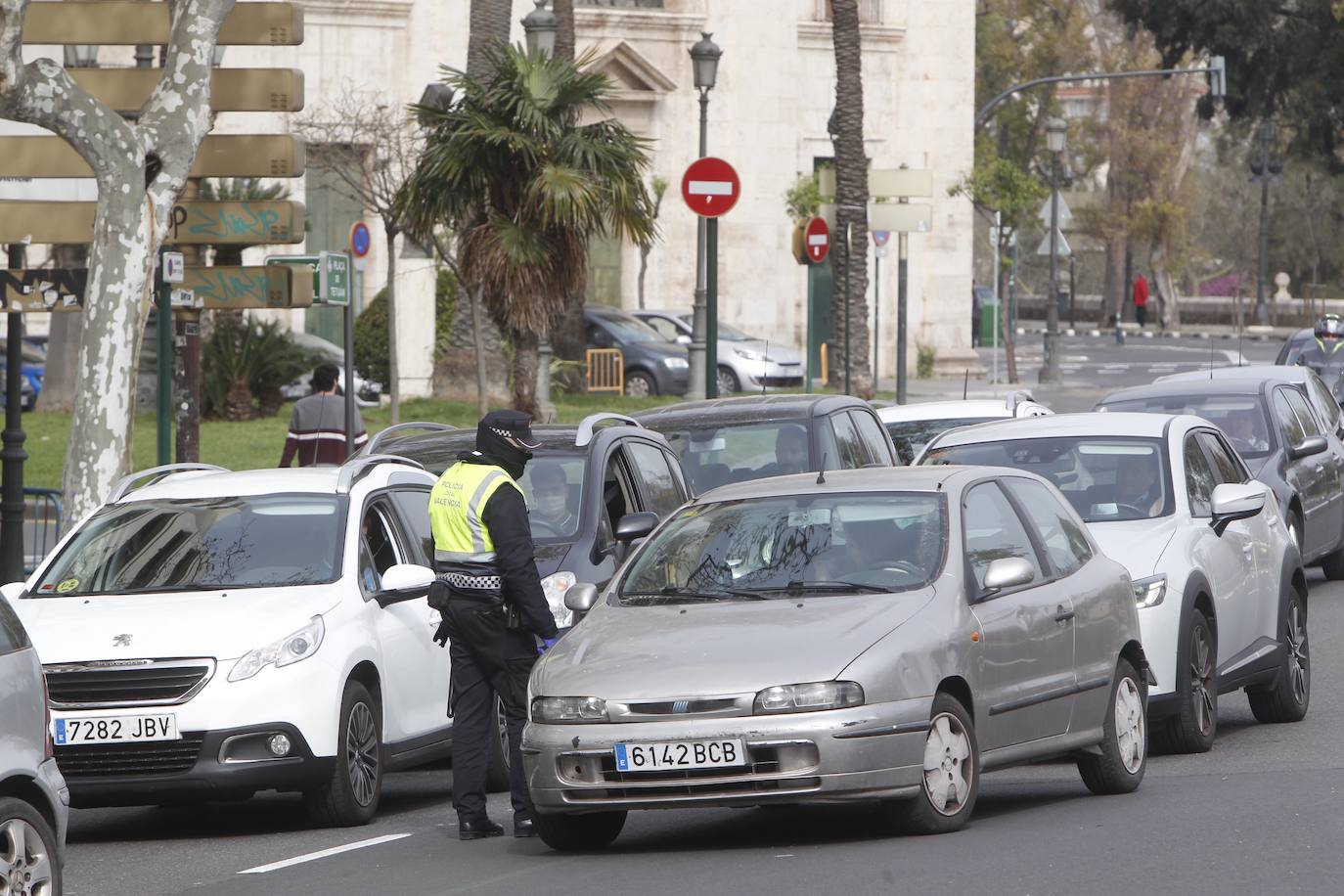 La Policía Local de Valencia ha empezado a hacer este miércoles controles de tráfico para hacer cumplir con el máximo rigor el confinamiento impuesto para frenar la expansión del coronavirus. 