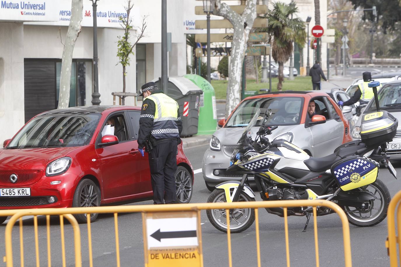 La Policía Local de Valencia ha empezado a hacer este miércoles controles de tráfico para hacer cumplir con el máximo rigor el confinamiento impuesto para frenar la expansión del coronavirus. 