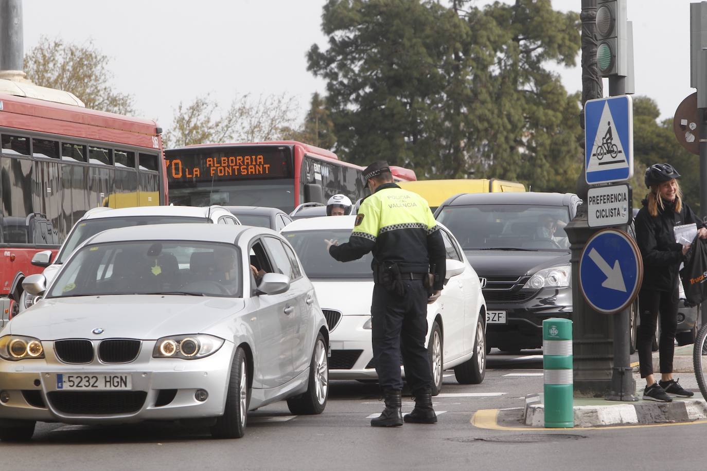 La Policía Local de Valencia ha empezado a hacer este miércoles controles de tráfico para hacer cumplir con el máximo rigor el confinamiento impuesto para frenar la expansión del coronavirus. 