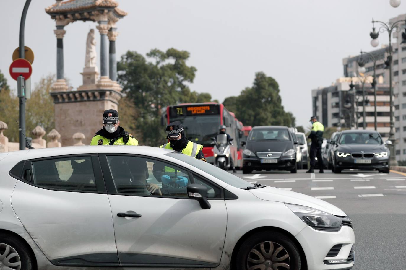 La Policía Local de Valencia ha empezado a hacer este miércoles controles de tráfico para hacer cumplir con el máximo rigor el confinamiento impuesto para frenar la expansión del coronavirus. 