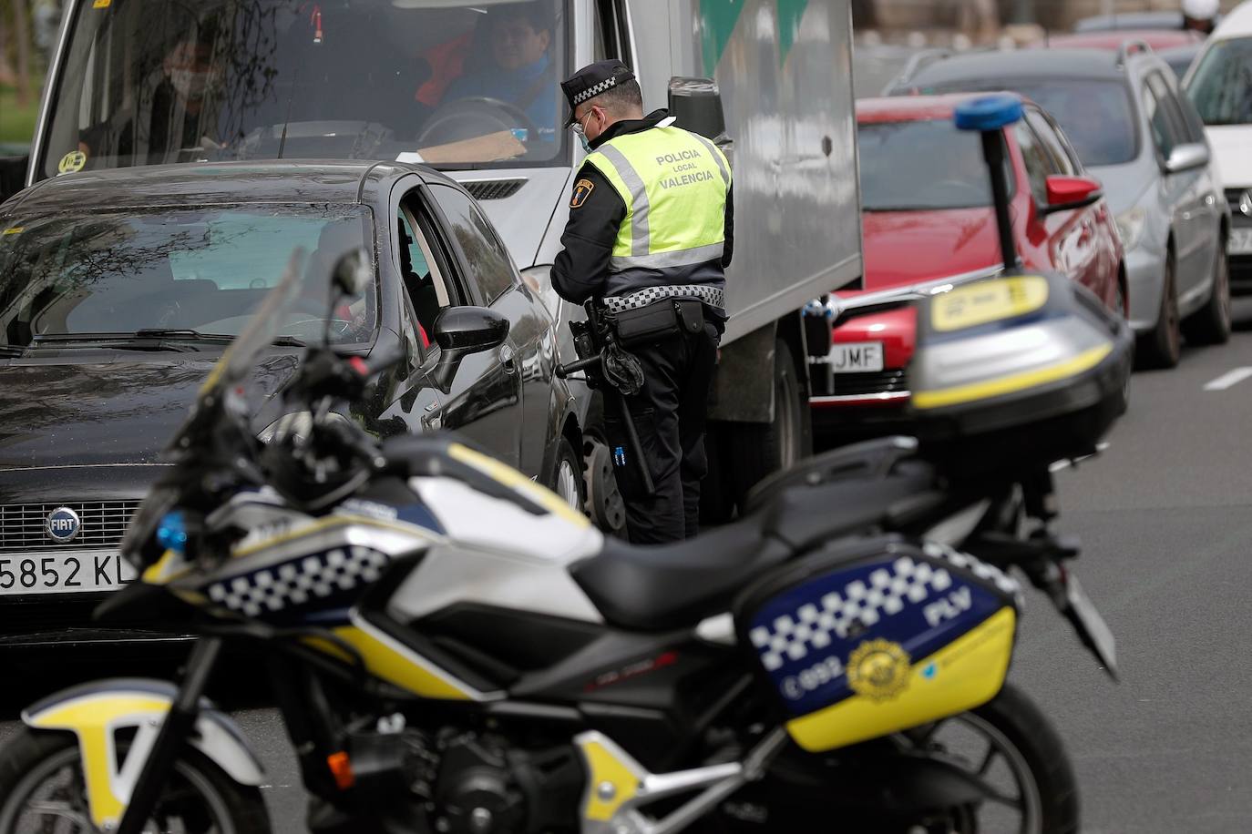 La Policía Local de Valencia ha empezado a hacer este miércoles controles de tráfico para hacer cumplir con el máximo rigor el confinamiento impuesto para frenar la expansión del coronavirus. 