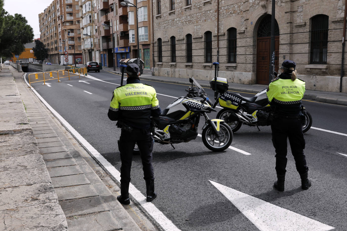 La Policía Local de Valencia ha empezado a hacer este miércoles controles de tráfico para hacer cumplir con el máximo rigor el confinamiento impuesto para frenar la expansión del coronavirus. 