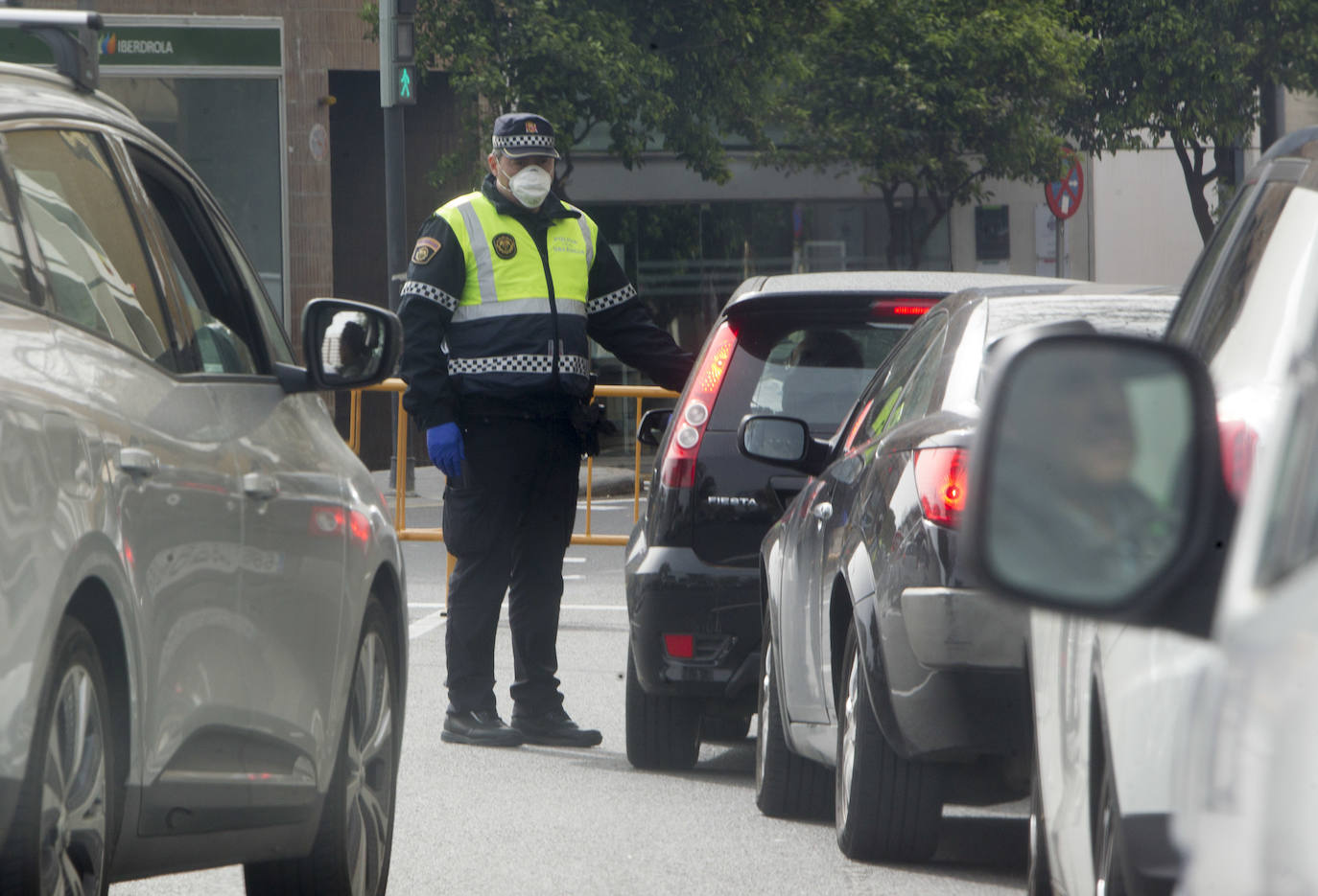 La Policía Local de Valencia ha empezado a hacer este miércoles controles de tráfico para hacer cumplir con el máximo rigor el confinamiento impuesto para frenar la expansión del coronavirus. 