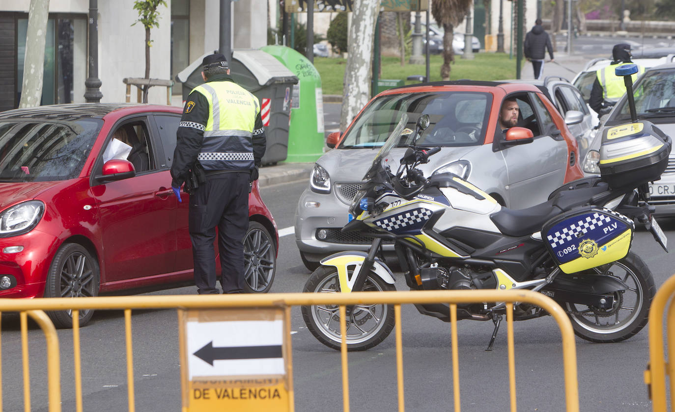 La Policía Local de Valencia ha empezado a hacer este miércoles controles de tráfico para hacer cumplir con el máximo rigor el confinamiento impuesto para frenar la expansión del coronavirus. 