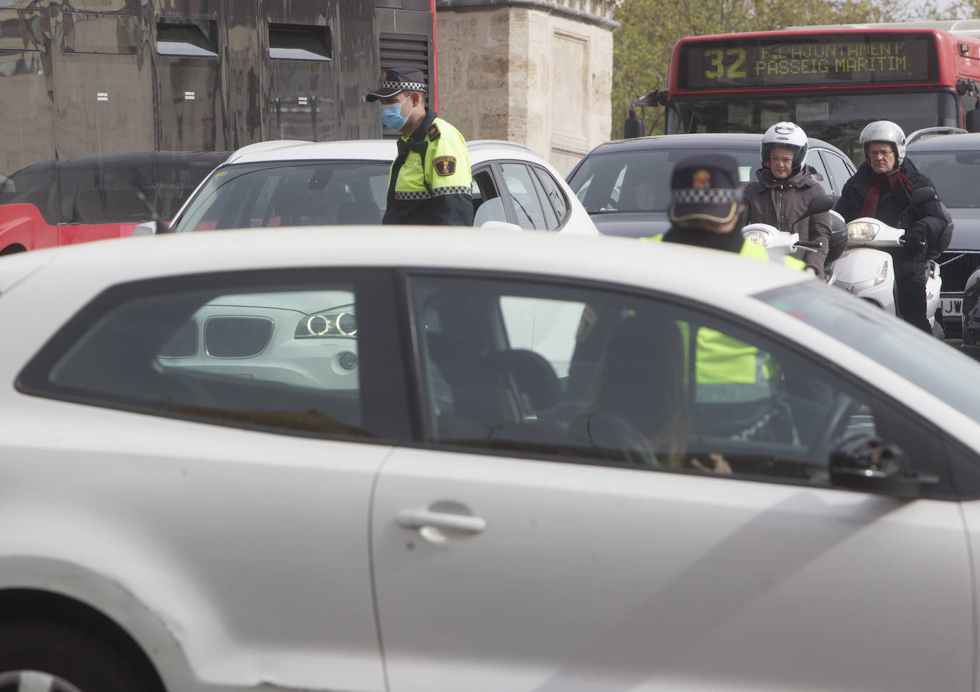 La Policía Local de Valencia ha empezado a hacer este miércoles controles de tráfico para hacer cumplir con el máximo rigor el confinamiento impuesto para frenar la expansión del coronavirus. 