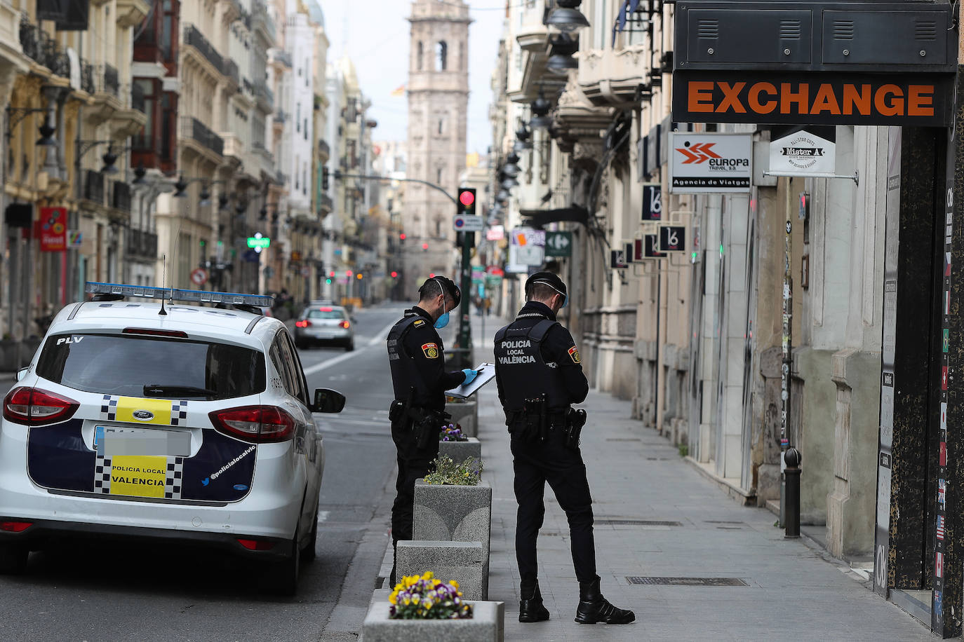 La Policía Local de Valencia ha empezado a hacer este miércoles controles de tráfico para hacer cumplir con el máximo rigor el confinamiento impuesto para frenar la expansión del coronavirus. 