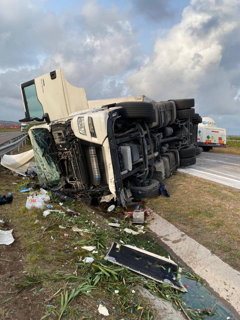 Fotos: Vuelca un camión en un accidente en la AP-7 a la altura de Almenara