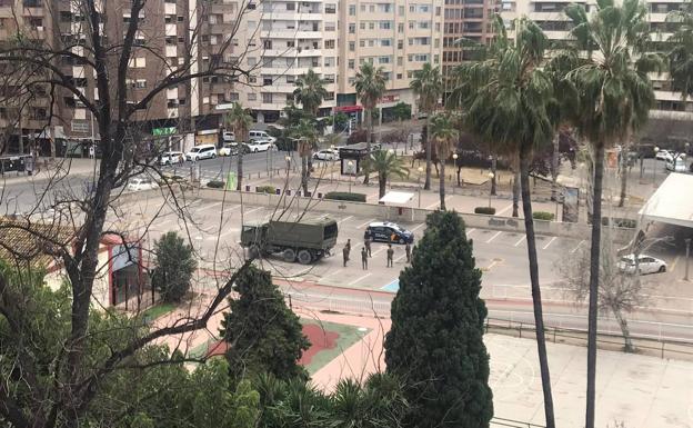 Uno de los camiones del ejército en Gandia.