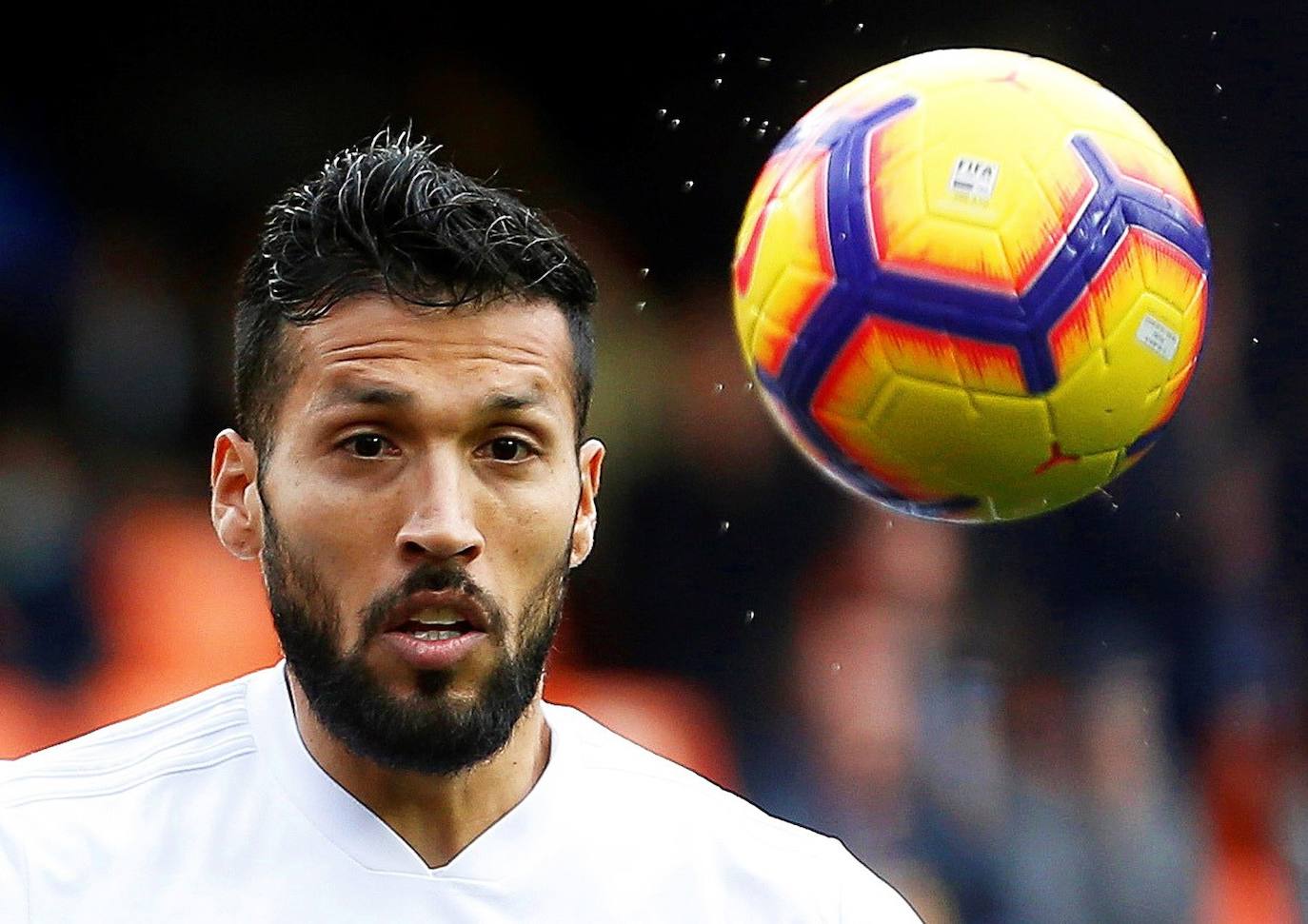 Ezequiel Garay | El jugador del Valencia CF fue el primer futbolista de la Liga en anunciar su contagio por coronavirus. Garay se encuentra aislado en su casa. Hay  más plantilla  del equipo de Celades contagiada, entre ellos Mangala y Gayà.