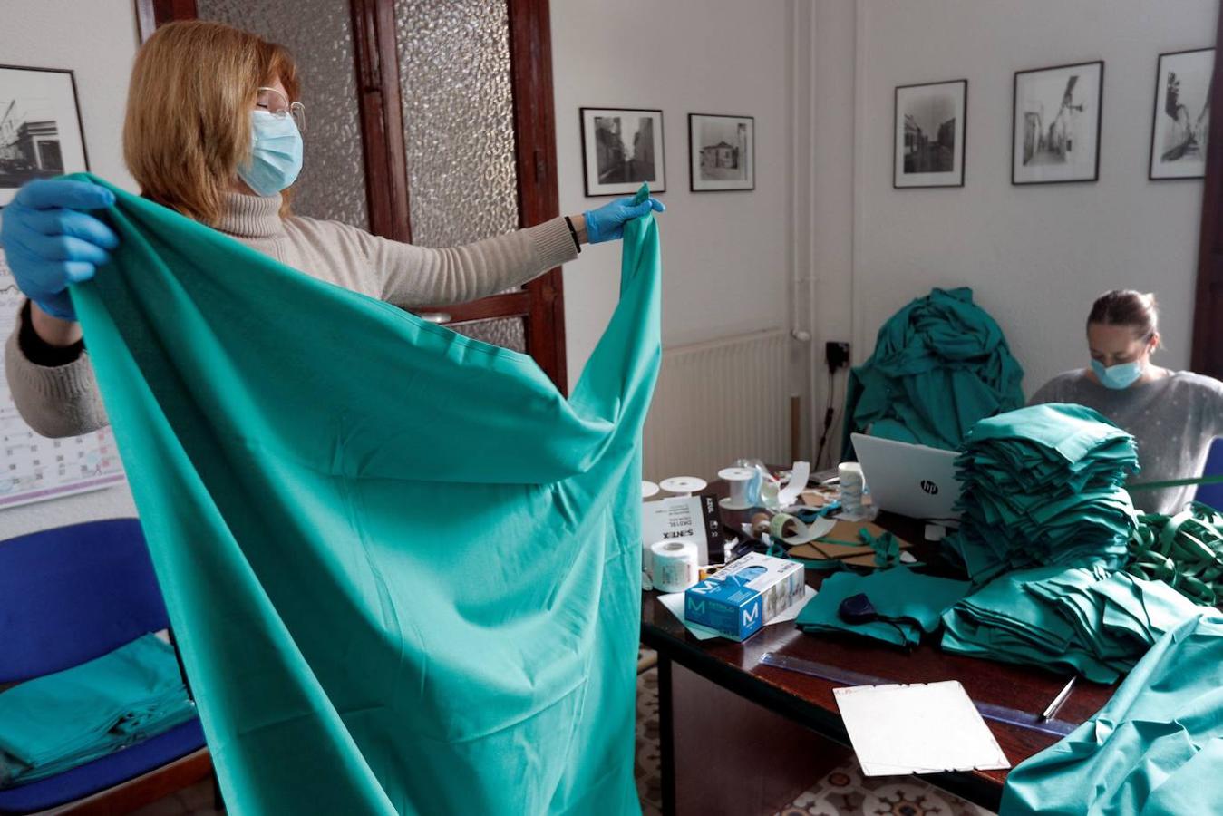 Varias voluntarias trabajan en las dependencias del Ayuntamiento de Benetússer confeccionando mascarillas con material facilitado por el Hospital Peset de Valencia. 