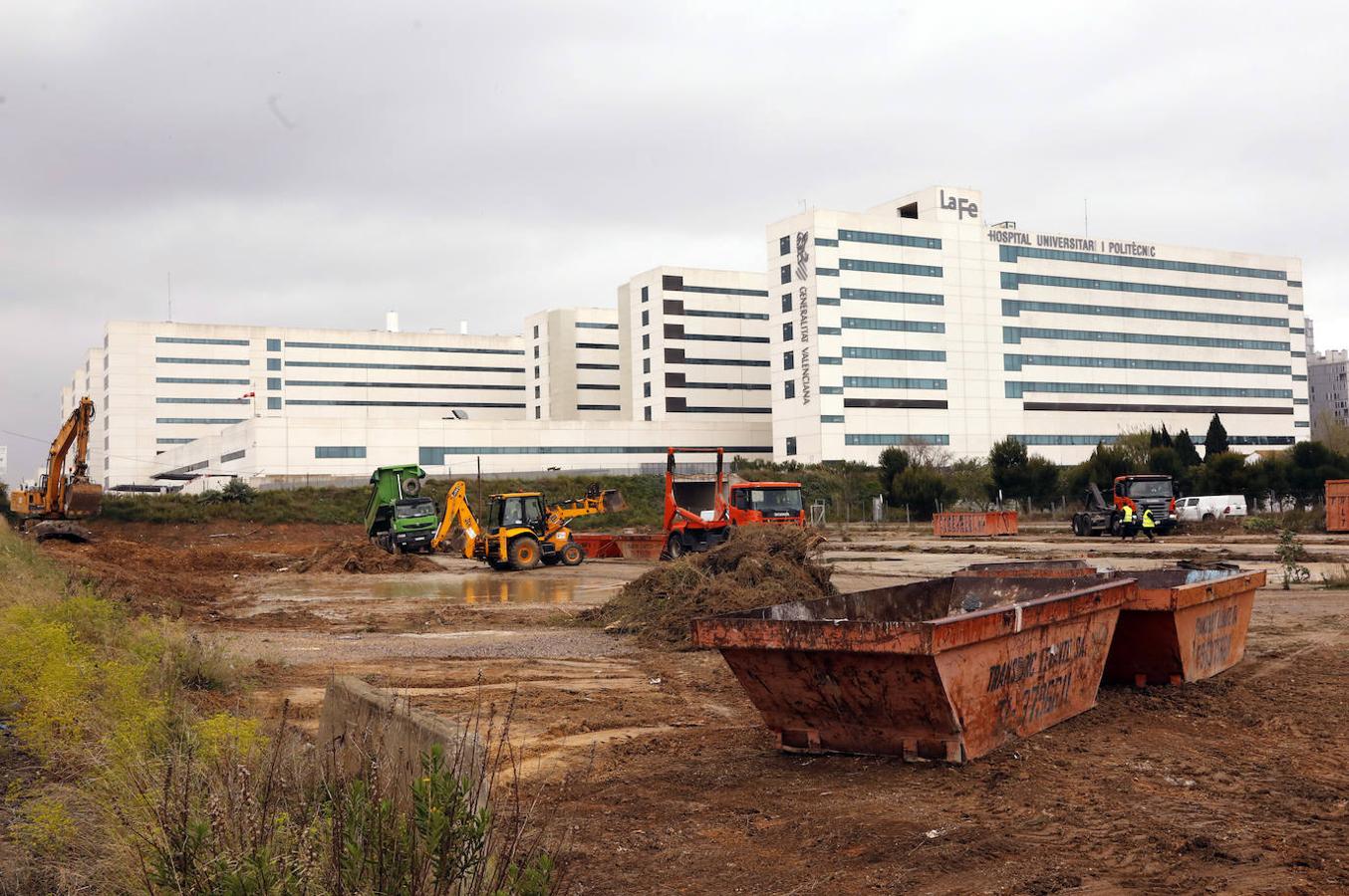 Obras previas a la instalación del hospital de campaña de Valencia, con 500 plazas, que se habilitará junto al hospital La Fe. 